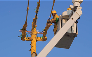 帶電作業班組《不停電更換橫擔及耐張絕緣子串》